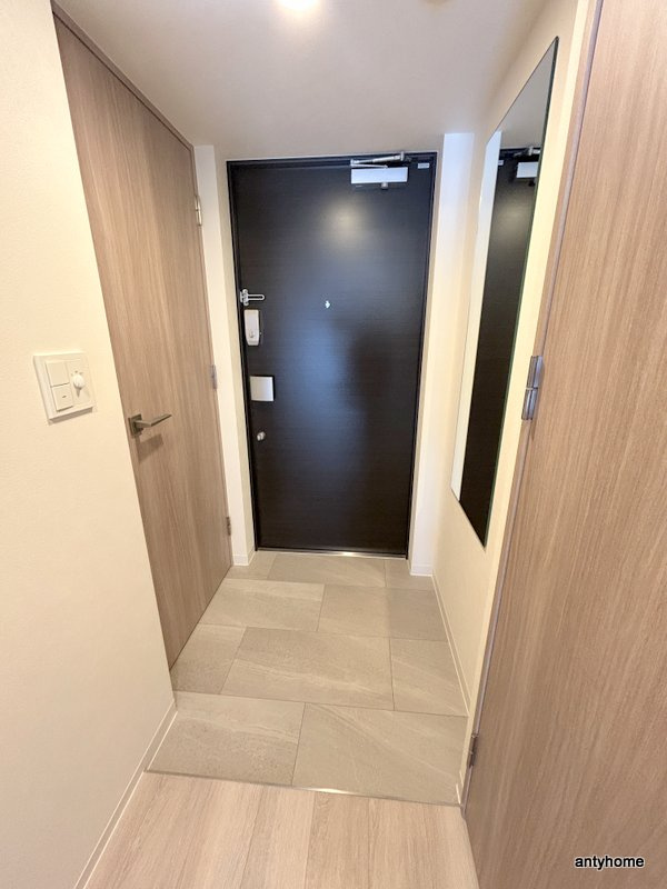 コンフォリア・リヴ博労町一丁目Q　仲介手数料無料の玄関