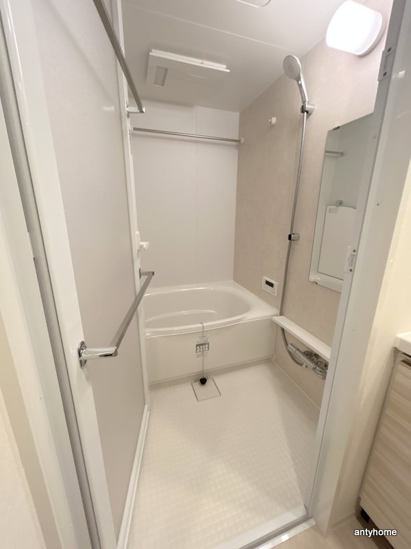 コンフォリア・リヴ博労町一丁目Q　仲介手数料無料の浴室