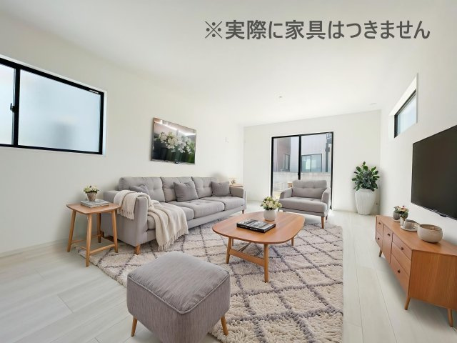 新築戸建・新築建売　KIP伊勢崎市今泉町1期の居間・リビング|画像はバーチャルホームステージングの加工による演出で、実際の家具は付きません。