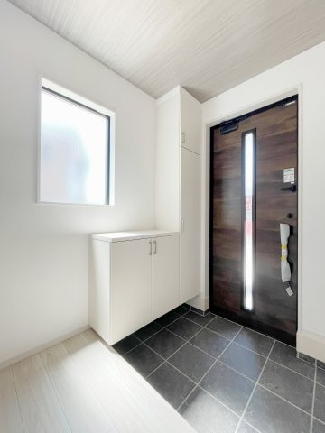 新築戸建・新築建売　KIP伊勢崎市今泉町1期の玄関|自然光を取り入れる窓付き玄関は明るく、毎日気持ちよくお出かけできますね！
