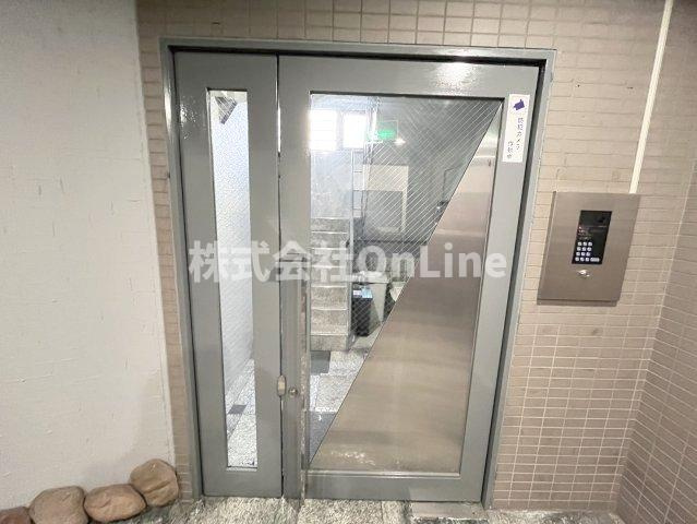 八尾市本町５丁目の賃貸マンションのエントランス