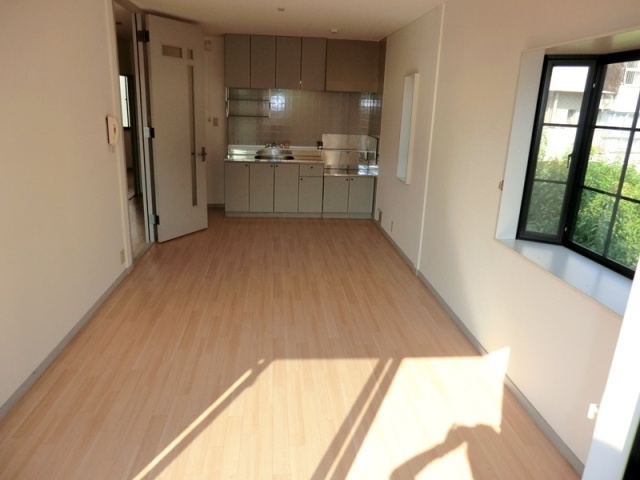 出窓もついて明るいお部屋です。