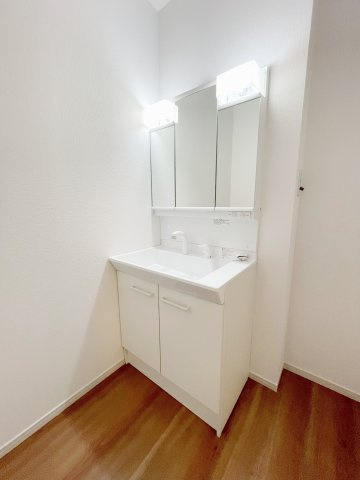 新築戸建・新築建売　KIP伊勢崎市今泉町1期の独立洗面台|三面鏡付き洗面台は鏡の内側に収納がついています！
