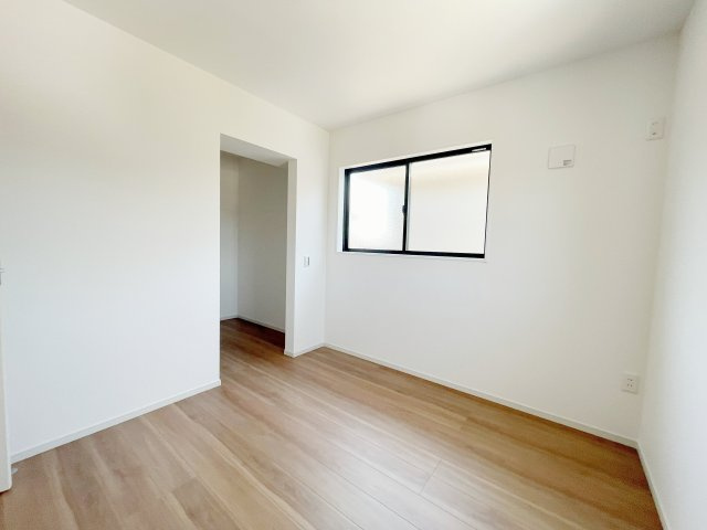 新築戸建・新築建売　KIP伊勢崎市今泉町1期の洋室|5.2帖の部屋にはウォークインクローゼットがついていますので片付けも楽々♪