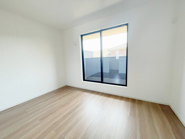 新築戸建・新築建売　KIP伊勢崎市今泉町1期の洋室|バルコニーに面した8帖の主寝室！陽当たり良好です！