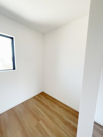 新築戸建・新築建売　KIP伊勢崎市今泉町1期の収納|主寝室にも窓付きウォークインクローゼットを完備！換気もしやすいですね♪
