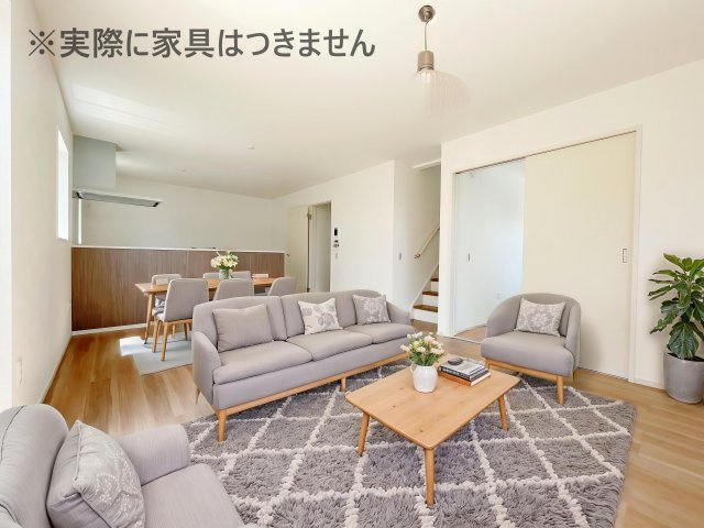 新築戸建・新築建売　KIP伊勢崎市今泉町1期の居間・リビング|画像はバーチャルホームステージングの加工による演出で、実際の家具は付きません。