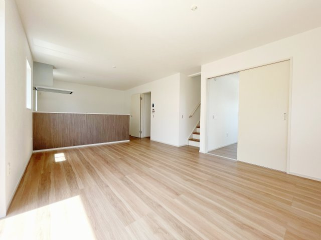 新築戸建・新築建売　KIP伊勢崎市今泉町1期の居間・リビング|家族の対話が生まれると人気のリビング階段付き！