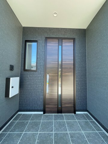 新築戸建・新築建売　KIP伊勢崎市今泉町1期の玄関|モニター付きインターホン・郵便受け付きの玄関！