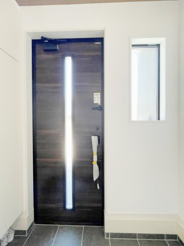 新築戸建・新築建売　KIP伊勢崎市今泉町1期の玄関|自然光を取り入れる窓付き玄関は毎日気持ちよくお出かけができそうですね！