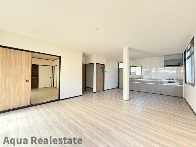 坂出市府中町　リフォーム戸建の居間・リビング|居間です