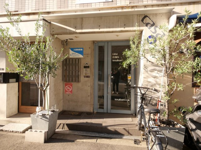 カーサゼブラ土佐堀のエントランス