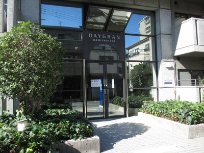 【エントランス】 | デイグラン上新庄 | 落ちついた外観にマッチしたエントランスです