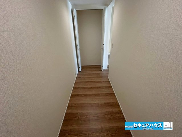 【本日ご案内可能】豊明市阿野町　全6棟の収納|【パントリー　2号棟】
◆キッチン背面にパントリー付きです♪リビングから見えない設計も嬉しいポイントです。クローゼット部分は食品庫として、大きなスペースには日用品のストックや掃除用具を入れられます。　