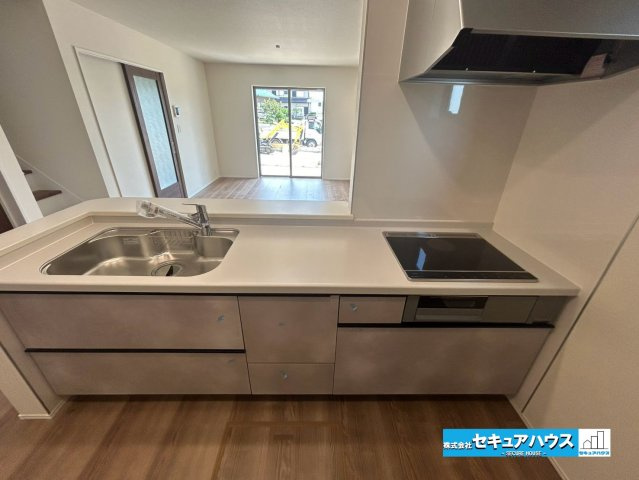 【同施工物件ご案内可能】豊明市阿野町　全6棟の内観：施工例|【洗面台イメージ】
◆鏡の裏にはたっぷりと収納スペースを標準装備！
◆電源を付属しているのでドライヤーなど利用できます。