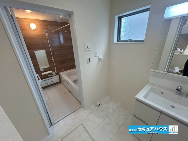 【本日ご案内可能】豊明市阿野町　全6棟の独立洗面台|【洗面台　2号棟】
◆鏡の裏にはたっぷりと収納スペースを標準装備！
◆電源を付属しているのでドライヤーなど利用できます。
◆洗面台下の収納には洗剤やシャンプーなどのストックをしまうことができます。　　