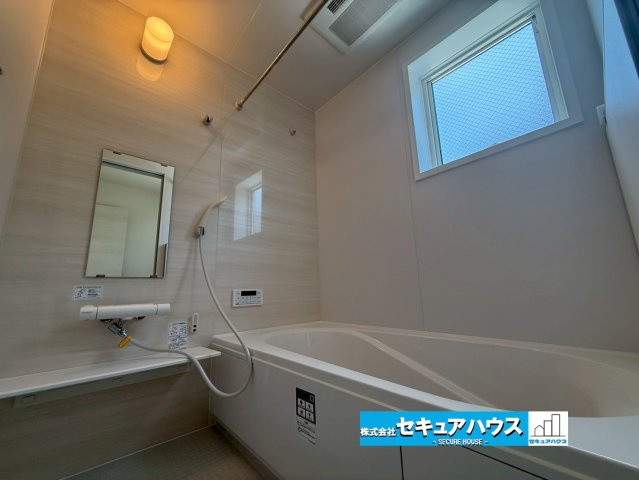 【同施工物件ご案内可能】豊明市阿野町　全6棟の内観：施工例|【浴室イメージ】
◆アクセントパネルで落ち着きのある雰囲気を演出します。毎日の疲れを癒やすバスタイムをお楽しみ下さい！
◆窓付きで、カビの繁殖を抑える効果があります。