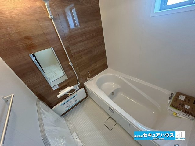 【本日ご案内可能】豊明市阿野町　全6棟の浴室|【浴室　2号棟】
◆アクセントパネルで落ち着きのある雰囲気を演出します。毎日の疲れを癒やすバスタイムを過ごせます。
◆窓付きでカビの繁殖を抑える効果があります。
◆追い炊き機能を備えたオートバスです。