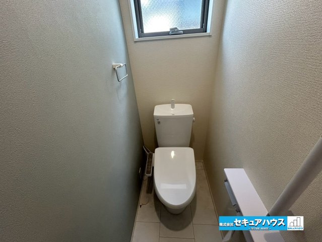 【本日ご案内可能】豊明市阿野町　全6棟のトイレ|【高機能トイレ　2号棟】
◆高機能トイレの多くは便器のフタの開閉が自動であり、使用後に手動で水を流す面倒もなく非常に便利です。スタイリッシュな見た目で、お掃除しやすく、節水効果が高いです。　　　　　　