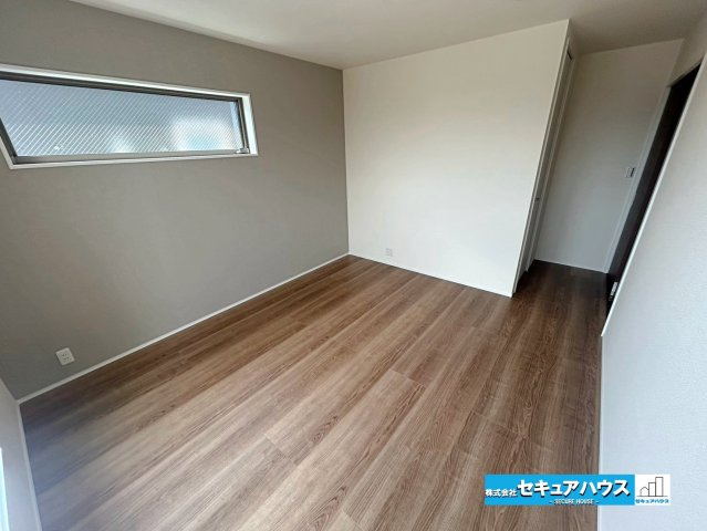 【本日ご案内可能】豊明市阿野町　全6棟の洋室|【洋室　2号棟】
◆広々とした居住空間は日々の暮らしを彩り、心のやすらぎと満足感を与えてくれます。通風と採光を考慮した設計は子供たちはのびのび育ち、家族でくつろぎと団らんを生み出します。　　　　　　　