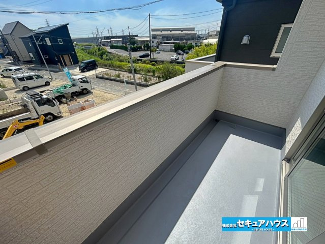 【本日ご案内可能】豊明市阿野町　全6棟のバルコニー|【バルコニー　2号棟】
◆見晴らしもよく、太陽の温かな温もりをめいっぱい受け止めてくれます。
太陽の光と爽やかな風を受けたお洗濯物はあっという間に乾き、取りこむ時には太陽の匂いを感じられそうですね。　