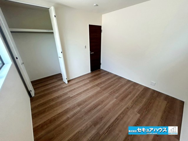 【本日ご案内可能】豊明市阿野町　全6棟の洋室|【洋室　2号棟】
◆家族一人ひとりの大切なプライベート空間。趣味に合わせて使って頂けるようシンプルに仕上げてあります。暮らし心地を大きく左右する収納を、適材適所に配置し使い勝手を考慮しました。　　　　