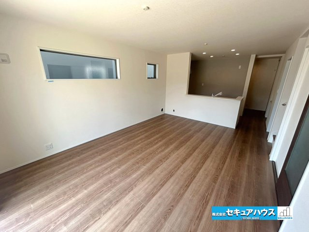 【本日ご案内可能】豊明市阿野町　全6棟の居間・リビング|【LDK】
◆通学から帰宅し、リビングルームで会話を楽しむ子ども達。リビングから臨む景色は太陽色に染まり、解放感溢れゆったりとしたひと時を過ごすことが出来る素敵な空間です。　　　　　　　　　　　　　　