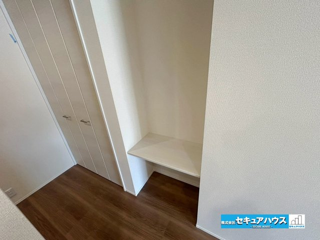 【本日ご案内可能】豊明市阿野町　全6棟の居間・リビング|【パントリーのクローゼットと棚】
◆棚を追加して可動棚としても利用できます。　　　　　　　　　　　　　　　　　　　　　　　　　　　　　　　　　　　　　　　　　　　　　　　　　　　　　　　　　　　　　　