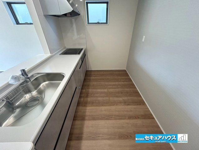 【本日ご案内可能】豊明市阿野町　全6棟のキッチン|【キッチンスペース】
◆広々としたキッチンスペースのため家族で並んで料理できます。
◆キッチンの窓は熱気や匂いを逃がす役割があります。
◆床下収納付きです♪　　　　　　　　　　　　　　　　　　　　　　