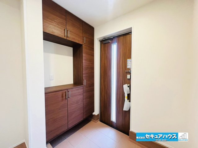 【本日ご案内可能】豊明市阿野町　全6棟の玄関|【玄関　2号棟】
◆お家に出会う人々を迎える玄関だからこそ、広々清潔感あふれる空間にしたいものです。採光・通風にも配慮された設計で毎日明るい空間をキープします♪
◆ダブルロックキーで防犯面も安心です♪