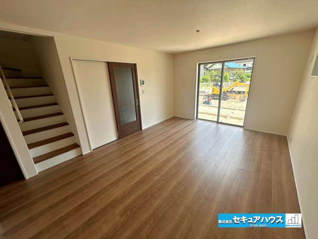 【本日ご案内可能】豊明市阿野町　全6棟の居間・リビング|【LDK　2号棟】
◆南向きのため日当たりが良く温かい広々リビングは家族の団らんスペースになります。
◆2面の窓により通風にも優れた設計です。　　　　　　　　　　　　　　　　　　　　　　　　　　　　　
