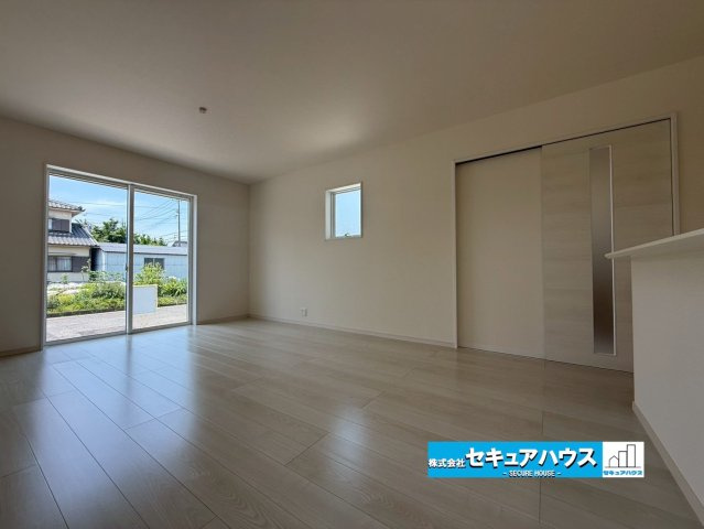 【同施工物件ご案内可能】豊明市阿野町　全6棟の内観：施工例|【LDKイメージ】
◆通学から帰宅し、リビングルームで会話を楽しむ子ども達。リビングから臨む景色は太陽色に染まり、解放感溢れゆったりとしたひと時を過ごすことが出来る素敵な空間です。