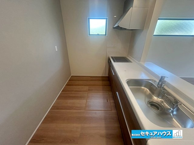 【本日ご案内可能】豊明市阿野町　全6棟のキッチン|【キッチン】
◆広々としたキッチンスペースのため家族で並んで料理できます。
◆キッチンの窓は匂いや熱気を逃がす役割があります。
◆床下収納には飲み物やお米のストックをしまうことができます。　　　　　　