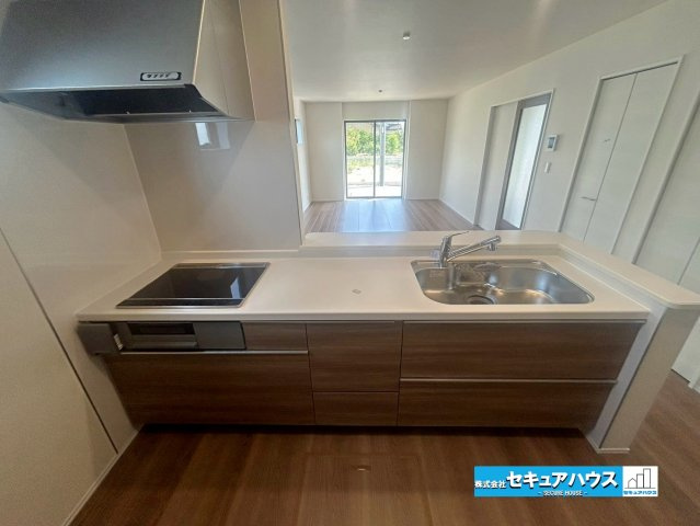 【本日ご案内可能】豊明市阿野町　全6棟のキッチン|【キッチン】
◆同時にたくさんの料理が調理できる3口コンロ。「焼く・蒸す・煮る」の工程を同時進行で進めることができるので、料理を素早く作ることができます。育児でバタバタ忙しいママに嬉しい♪　　　　　　