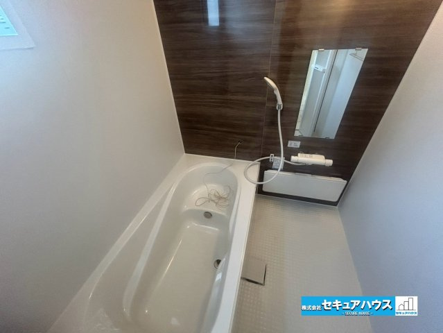 【本日ご案内可能】豊明市阿野町　全6棟の浴室|【浴室】
◆アクセントパネルで落ち着きのある雰囲気を演出します。毎日の疲れを癒やすバスタイムをお楽しみ下さい！
◆窓付きで、カビの繁殖を抑える効果があります。
◆追い炊き機能を備えたオートバスです。　