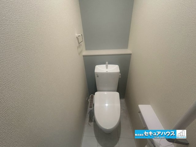 【本日ご案内可能】豊明市阿野町　全6棟のトイレ|【高機能トイレ】
◆高機能トイレの多くは便器のフタの開閉が自動であり、使用後に手動で水を流す面倒もなく非常に便利です。スタイリッシュな見た目で、お掃除しやすく、節水効果が高いです。　　　　　　　　　　