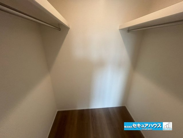 【本日ご案内可能】豊明市阿野町　全6棟の収納|【洋室7.25帖のウォークインクローゼット】
◆両側にハンガーパイプが設置されているためお洋服を沢山かけることができます。
◆ダウンライト付きのため明るいところで荷物や洋服を探すことができます。　　　