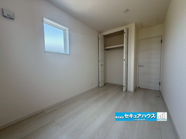 【同施工物件ご案内可能】豊明市阿野町　全6棟の内観：施工例|【洋室イメージ】
◆家族一人ひとりの大切なプライベート空間。趣味に合わせて使って頂けるようシンプルに仕上げてあります。暮らし心地を大きく左右する収納を、適材適所に配置し使い勝手を考慮しました。　