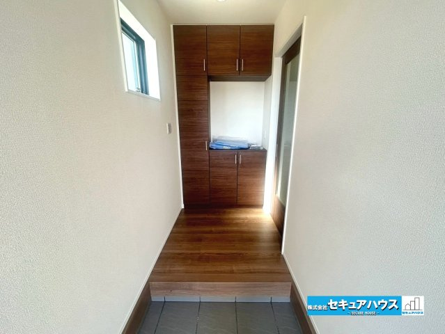 【本日ご案内可能】豊明市阿野町　全6棟の玄関|【玄関】
◆お家に出会う人々を迎える玄関だからこそ、広々清潔感あふれる空間にしたいものです。採光・通風にも配慮された設計で毎日明るい空間をキープします♪　　　　　　　　　　　　　　　　　　　　　　　　