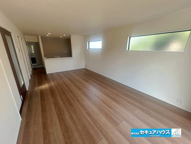 【本日ご案内可能】豊明市阿野町　全6棟の居間・リビング|【LDK19帖】
◆通学から帰宅し、リビングルームで会話を楽しむ子ども達。リビングから臨む景色は太陽色に染まり、解放感溢れゆったりとしたひと時を過ごすことが出来る素敵な空間です。　　　　　　　　　　　