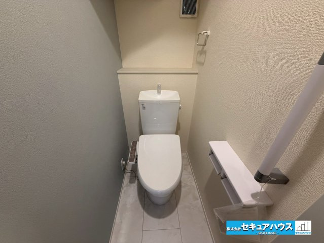 【同施工物件ご案内可能】豊明市阿野町　全6棟の内観：施工例|【高機能トイレイメージ】
◆高機能トイレの多くは便器のフタの開閉が自動であり、使用後に手動で水を流す面倒もなく非常に便利です。スタイリッシュな見た目で、お掃除しやすく、節水効果が高いです。
