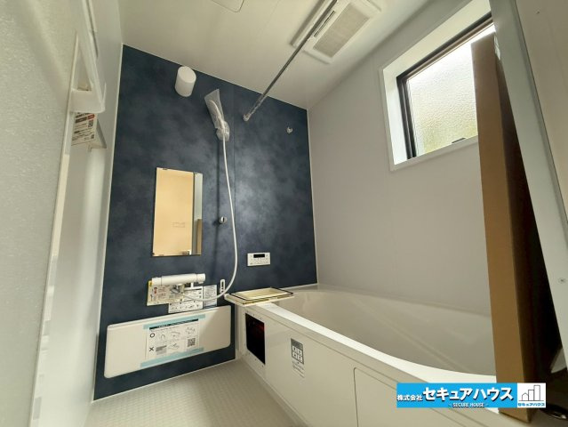 【同施工物件ご案内可能】豊明市阿野町　全6棟の内観：施工例|【浴室イメージ】
◆アクセントパネルで落ち着きのある雰囲気を演出します。毎日の疲れを癒やすバスタイムをお楽しみ下さい！
◆窓付きで、カビの繁殖を抑える効果があります。　　　　　　　　　　　　　　　　　