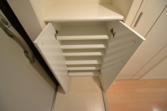 スワンズ神戸三宮イーストの玄関