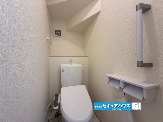 【同施工物件ご案内可能】豊明市阿野町　全6棟の内観：施工例|【高機能トイレイメージ】
◆高機能トイレの多くは便器のフタの開閉が自動であり、使用後に手動で水を流す面倒もなく非常に便利です。スタイリッシュな見た目で、お掃除しやすく、節水効果が高いです。
