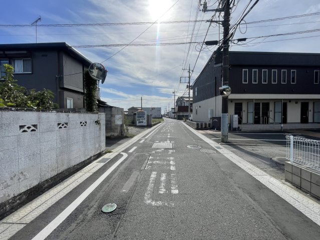 500㎡超の土地♪周辺施設多数で住みやすさ◎平屋　佐野市富岡町の前面道路含む現地写真|前面道路含む現地写真です