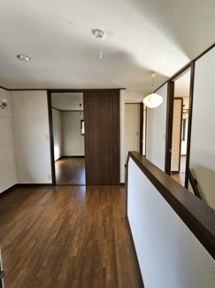 【内装】 | 落ち着いた雰囲気の住宅街にあるお家 | 2階の階段ホールです