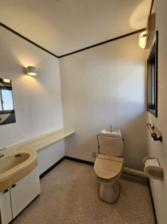 【トイレ】 | 落ち着いた雰囲気の住宅街にあるお家 | 2階のトイレは広々とした空間があります