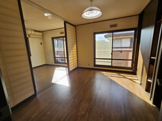 【洋室】 | 落ち着いた雰囲気の住宅街にあるお家 | 洋室6帖は2間続きになっています