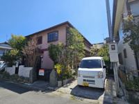 落ち着いた雰囲気の住宅街にあるお家の画像