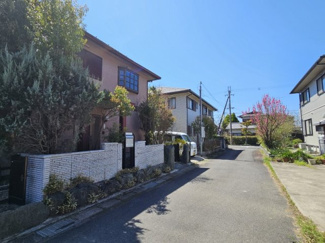 【前面道路含む現地写真】 | 落ち着いた雰囲気の住宅街にあるお家